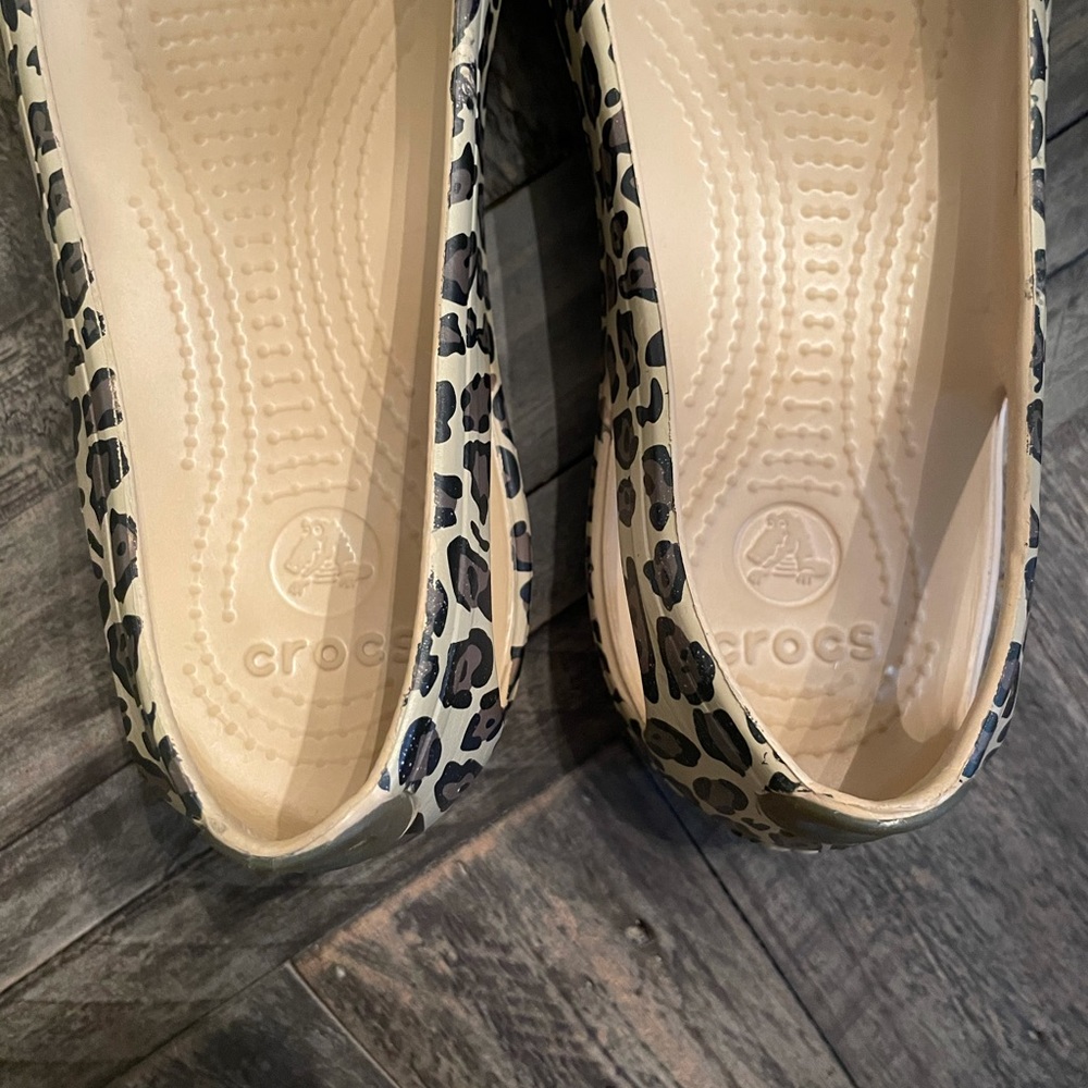 Crocs Kadee leopard flat shoe size 7 - Picture 4 of 9